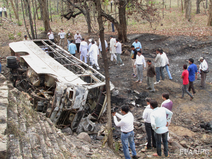 В Индии пассажирский автобус упал в ущелье, 23 человека погибли