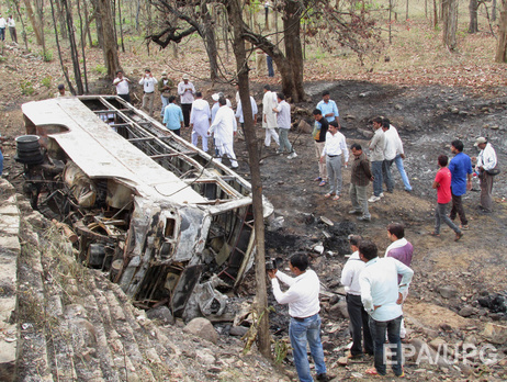 В Индии пассажирский автобус упал в ущелье, 23 человека погибли