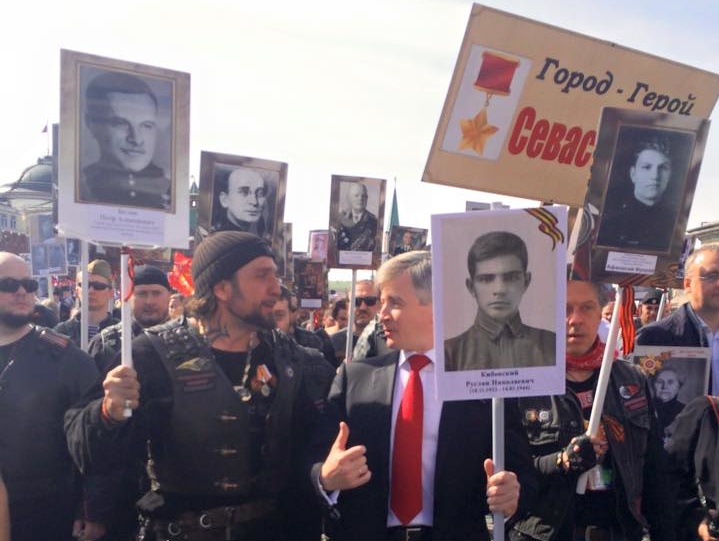 В Москве на акции памяти фронтовиков "Бессмертный полк" пронесли портрет Берии 