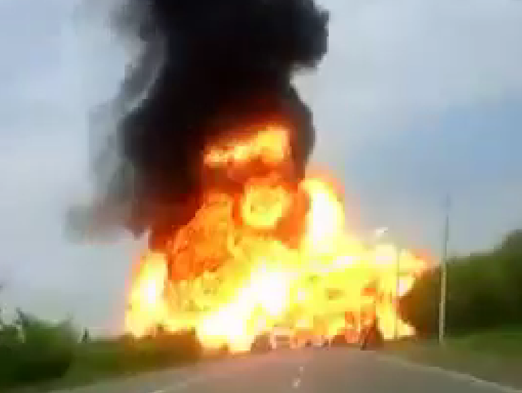 В Ставропольском крае на трассе взорвался грузовик. Видео