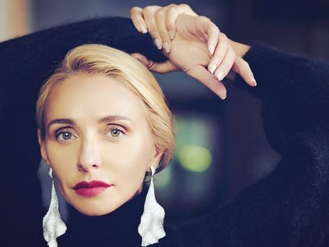 Навка продемонстрировала вертикальную растяжку