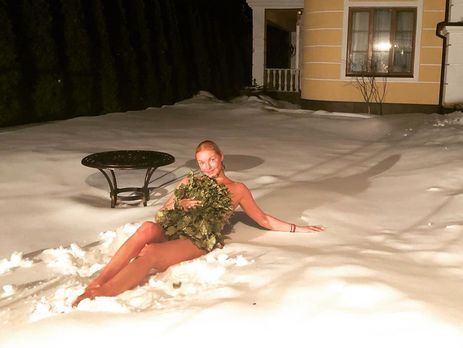 Волочкова в микробикини показала шпагат над зеркальной гладью воды