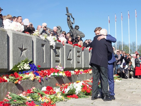 Центр госязыка Латвии проверит законность речи мэра Риги, произнесенной на русском языке 9 мая