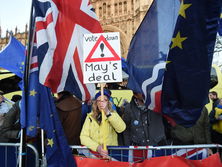 Парламент Великобритании отверг соглашение о Brexit, Европарламент признал 