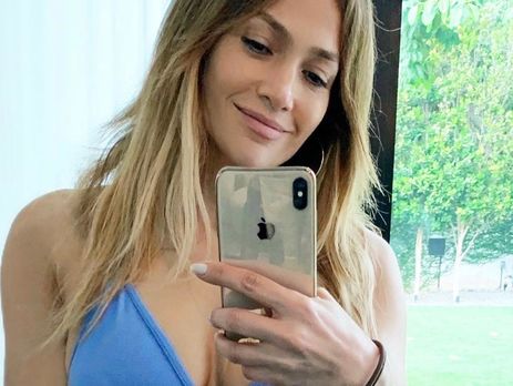 Лопес оголила ягодицы в бикини