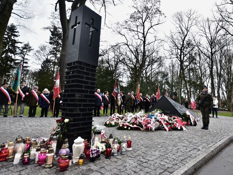 В Польше открыли памятник "жертвам украинских националистов", депутаты Львовского облсовета призвали руководство Украины отреагировать