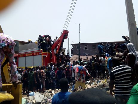 В крупнейшем городе Нигерии Лагосе обрушилась школа, много детей под завалами