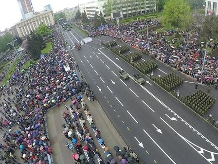 Штаб АТО: На технике, принимающей участие в военных парадах в Луганске и Донецке, были нанесены эмблемы ВС РФ