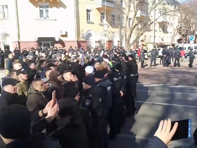 "Где отрубленные руки?" "Нацкорпус" устроил акцию во время визита Порошенко в Чернигов