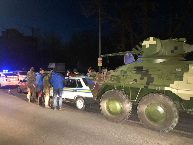 У Києві БТР урізався в авто військової інспекції