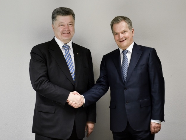 Порошенко обсудил с президентом Финляндии ситуацию на Донбассе