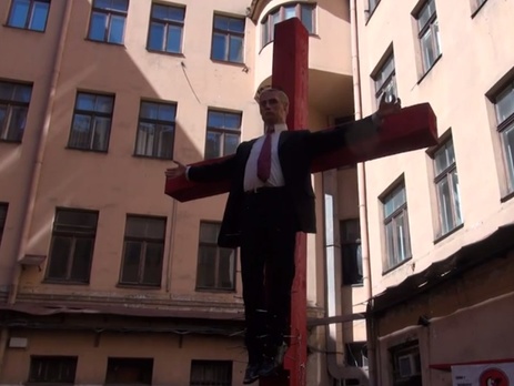 В центре Риги распяли статую Путина