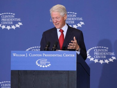 Билл Клинтон поддержал "смелых украинцев", которые борются за демократию