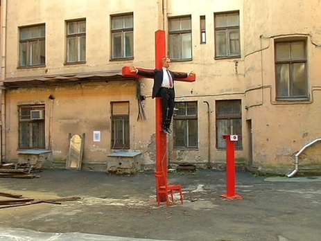 Во дворе бывшего здания КГБ в Риге установили статую распятого на кресте Путина. Фоторепортаж