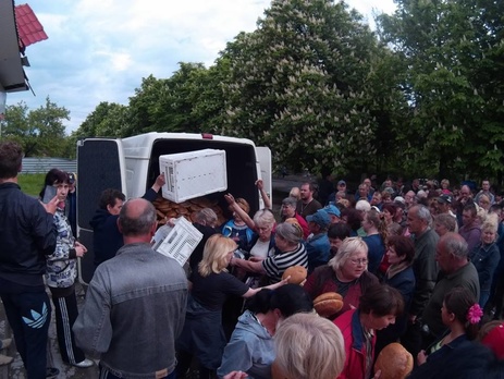 Группа гражданско-военного сотрудничества ВСУ доставила в Марьинку гуманитарную помощь. Фоторепортаж