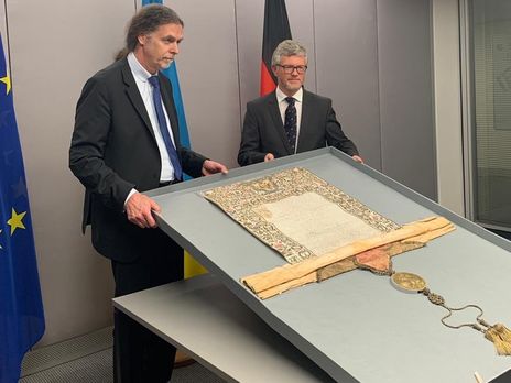 Німеччина повернула Україні грамоту Петра І, який закликав митрополита Київського не схилятися в бік вселенського патріарха