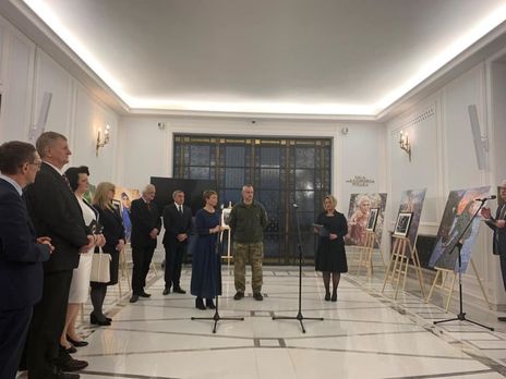 В Сейме Польши открыли выставку, посвященную украинскому добровольцу Амине Окуевой