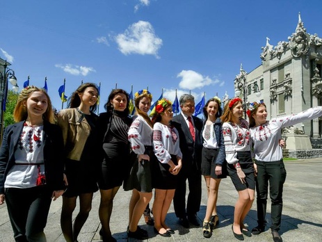 В честь Дня Европы возле Администрации Президента подняли флаг ЕС. Фоторепортаж