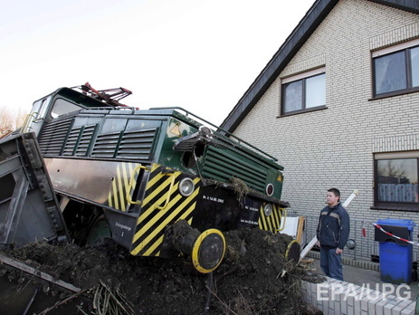 В Германии столкнулись поезд и грузовик, два человека погибли
