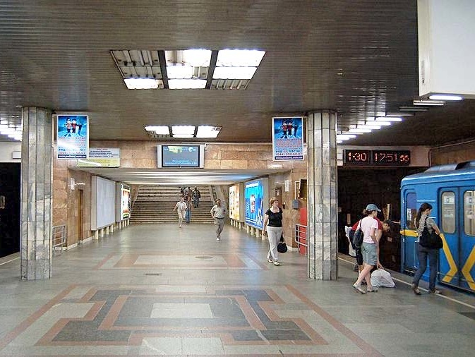 В Киеве на станции метро "Петровка" на рельсы упал человек