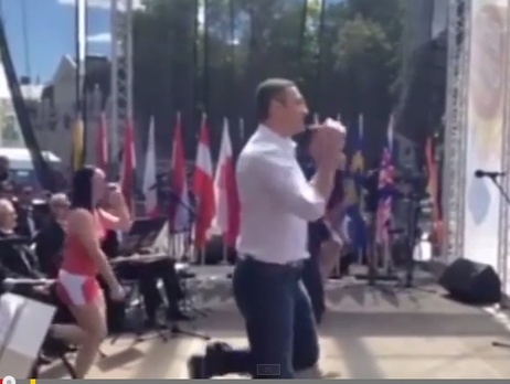 В День Европы братья Кличко станцевали на Михайловской площади. Видео