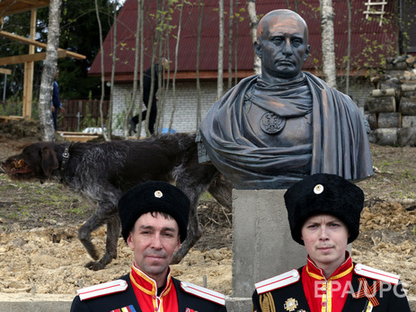 В Санкт-Петербурге казаки поставили памятник Путину в образе римского императора. Фоторепортаж