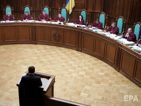 Трое судей Конституционного Суда Украины заявили, что председатель суда Шевчук должен подать в отставку
