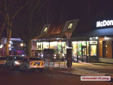 У Миколаєві в черзі до McDonald’s сталася стрілянина, є поранений