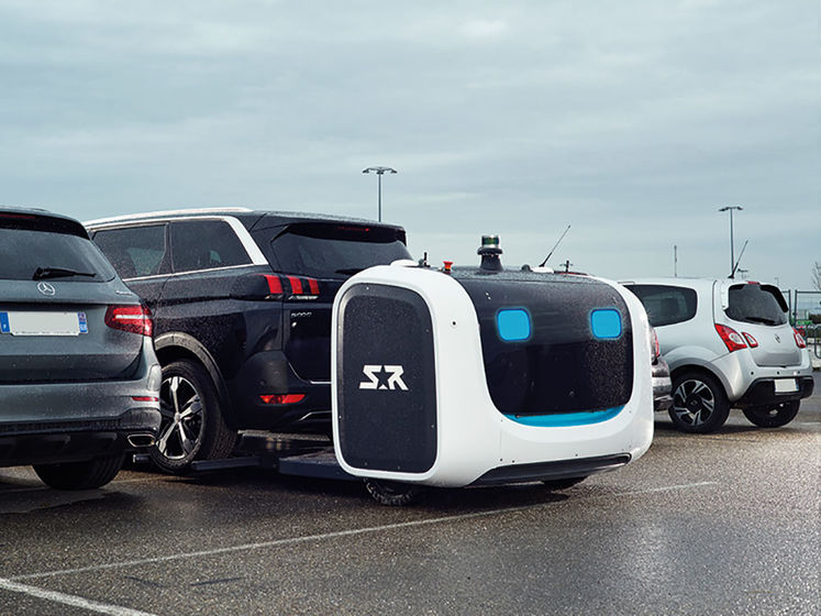 В аэропорту Лиона запускают роботов для парковки автомобилей. Видео