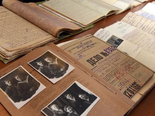 Наливайченко передал Чубарову материалы архивных дел о замученных НКВД крымских татарах