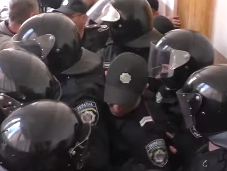 Перед судом над Кернесом сотрудники МВД напали на журналиста