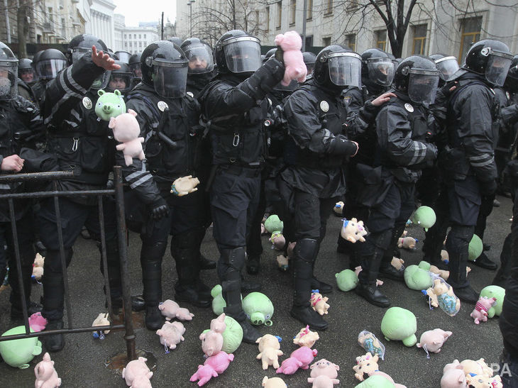 Учасники мітингу проти розкрадань у сфері оборони закидали поліцейських біля АП іграшковими свиньми. Відео
