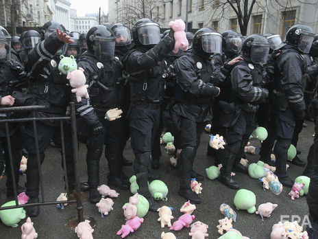 Участники митинга против хищений в сфере обороны забросали полицейских возле АП игрушечными свиньями. Видео