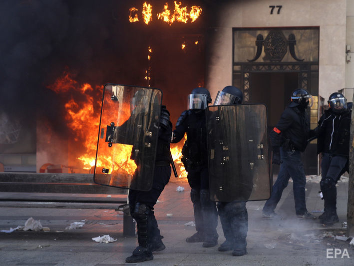 Під час протестів "жовтих жилетів" у Парижі підпалили будівлю банку, постраждало 11 осіб