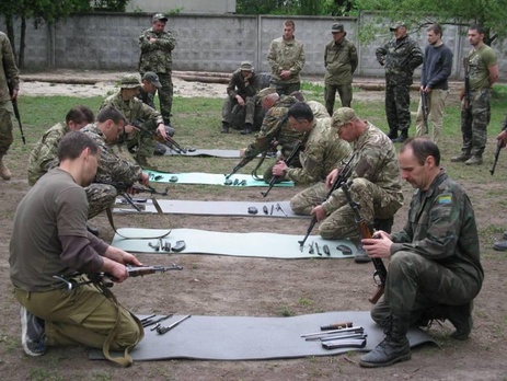В Киевской области милиционеры провели учения для представителей самообороны. Фоторепортаж