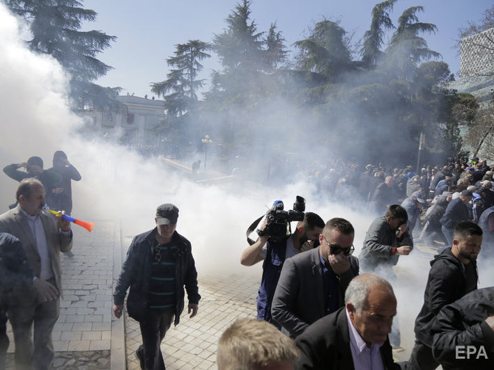 В Албанії поліція застосувала сльозогінний газ до демонстрантів