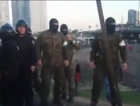 Столкновение между активистами, милицией и охраной скандальной застройки на Осокорках в Киеве. Видео