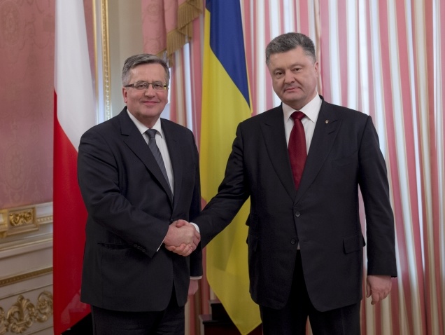 Порошенко и Коморовский обсудили события на Донбассе и саммит "Восточного партнерства"