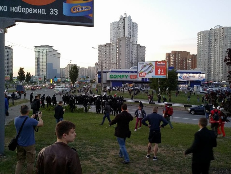 МВД: Во время столкновений возле застройки в Киеве пострадали 15 милиционеров
