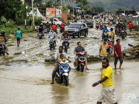 В Индонезии в результате наводнения погибло более 60 человек. Фоторепортаж