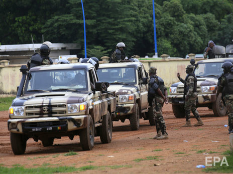В результате нападения боевиков на военную базу в Мали погибло минимум 16 человек