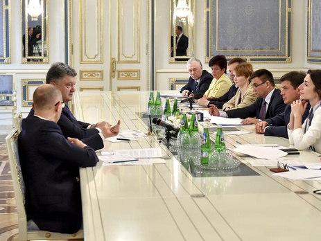 Порошенко раскритиковал Госмиграционную службу за невыполнение условий по введению безвизового режима с ЕС