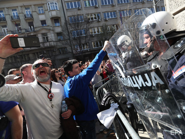 "Він закінчив!" Демонстранти оточили резиденцію президента Сербії, вимагаючи його відставки