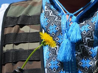 Бойцы АТО отметили День вышиванки на передовой. Фоторепортаж