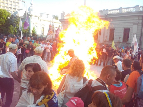 Под Радой митингующие подожгли шины и попытались проникнуть в здание парламента