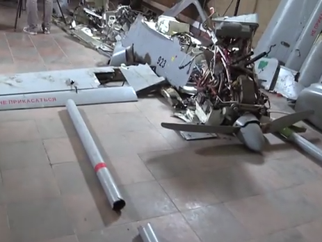 Украинские военные показали сбитый российский беспилотник. Видео