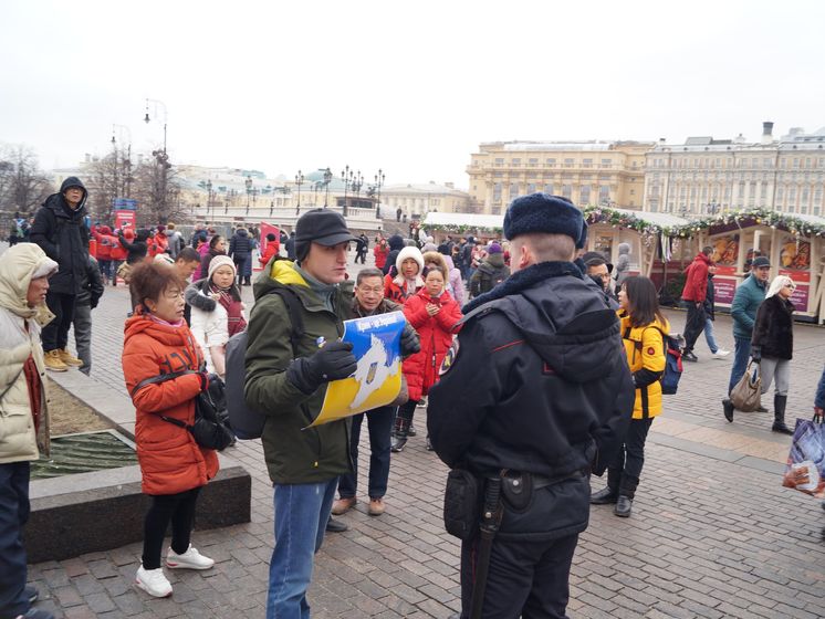 В Москве активист устроил одиночный пикет с плакатом "Крым – это Украина"