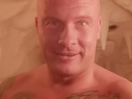 Разведшийся Узелков показал голый торс в татуировках