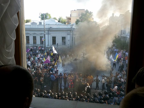 СМИ: На ночь под Радой остались около 20 митингующих