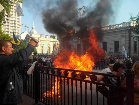 МВД: Во время протеста под Радой несколько человек получили ожоги
